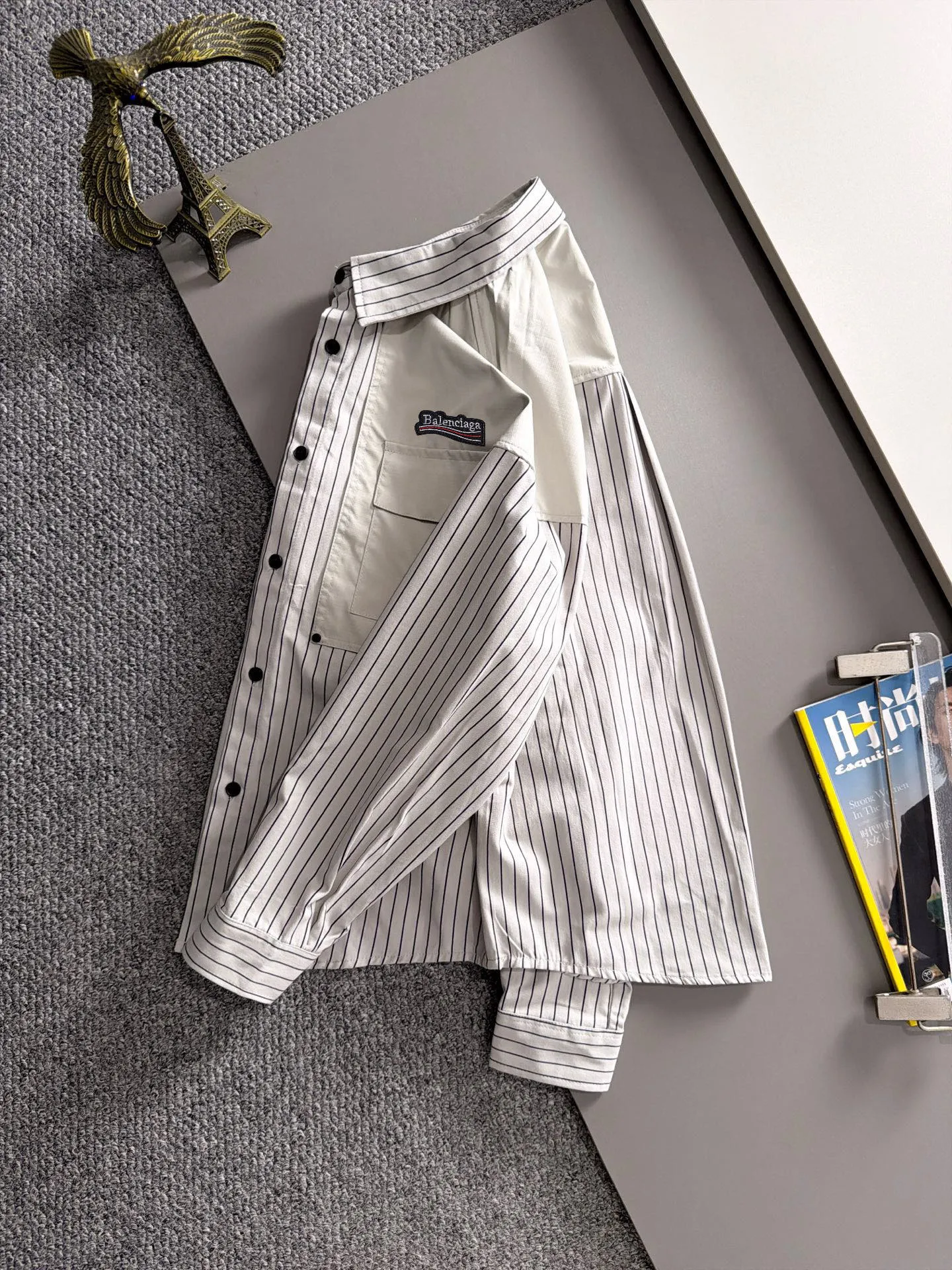 The latest New Arrival shirt in Paris for fall 2026. Complete with three standards, custom-dyed nylon fabric, overall casual and upscale. The fabric texture is relatively thin, very light, and comfortable on the upper body, suitable for early autumn and spring wear. Simple lines, customized hardware zippers, elegant and concise style, lightweight and comfortable to wear, very urban luxury and low-key elegance, with a casual and lazy feeling, the upper body effect is very good, quite wide and stylish, natural drape, simple and elegant! Top luxury Classic The style item is gentle and high-end, quiet but full of power. It perfectly conveys the brand's sense of trend and recognition. The upper body is super cool and stylish, and extremely luxurious. It shows your rank, strength and taste from all aspects! The overall grade is even more obvious. The upper body is comfortable and unconstrained, with a casual and loose effect. Sizes:S-2XL